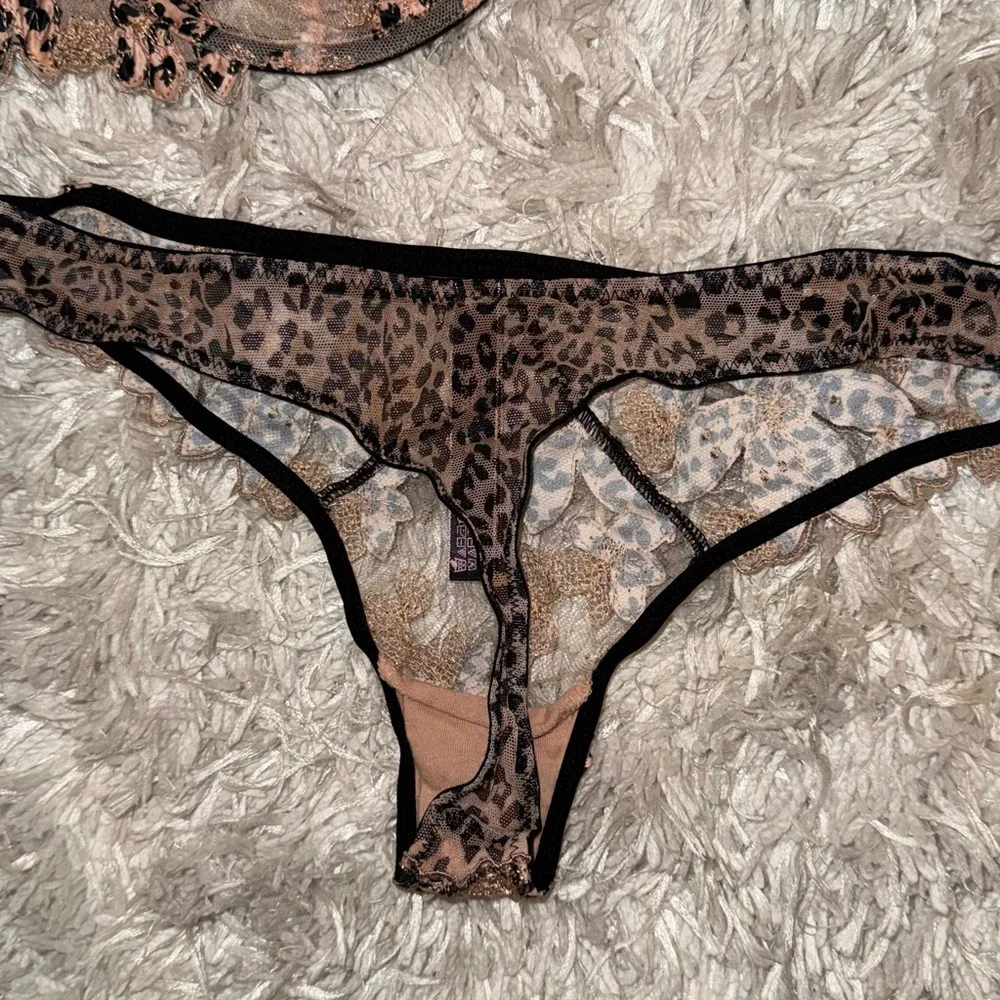 Victoria's Secret Animal Lace Embroidered Bra with matching Thong 36C/M - Picture 5 of 9